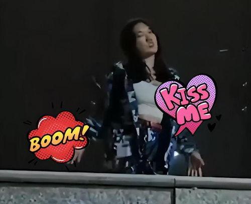 吃瓜军训跳舞女生,吃瓜女生与舞蹈的激情碰撞  第2张