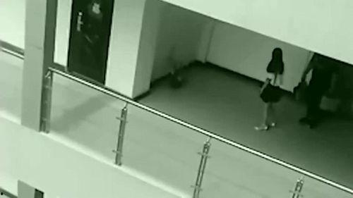 监控拍下的吃瓜视频