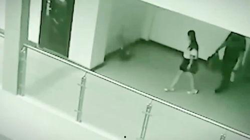 监控拍下的吃瓜视频  第2张