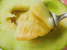 外国吃瓜vs中国吃瓜的区别,中外“吃瓜”文化差异大揭秘  第3张