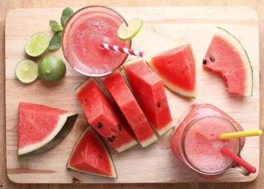 没事晒太阳吃瓜,没事晒太阳，悠然吃瓜度时光