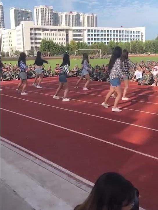 军训吃瓜跳舞视频,吃瓜跳舞视频走红网络