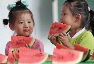 幼儿园吃瓜,趣味吃瓜活动乐翻天  第3张