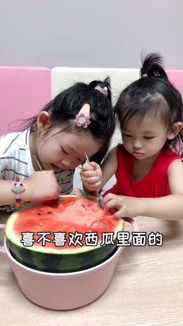吃瓜姐姐和弟弟,吃瓜姐姐与弟弟的欢乐日常  第3张