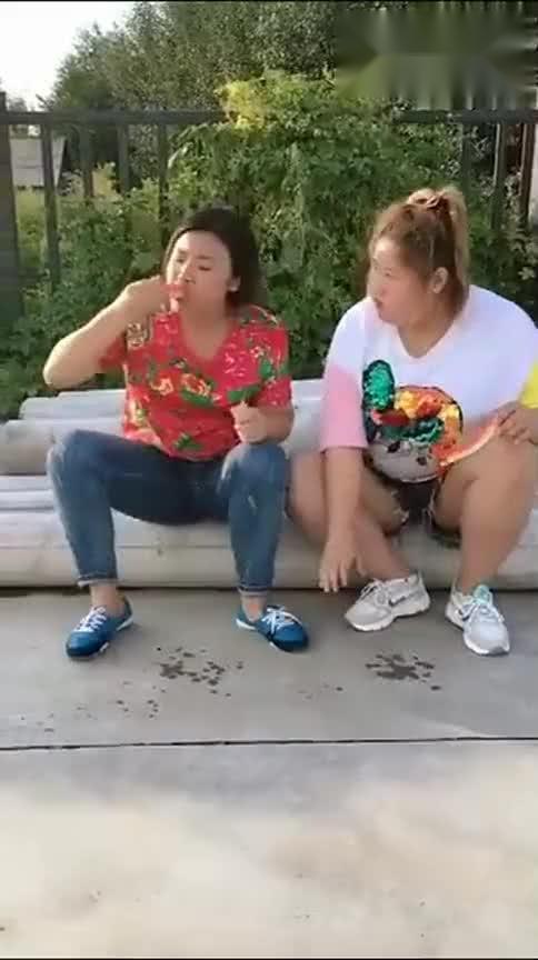 两妹子比赛吃瓜,两妹子吃瓜大赛，谁将笑到最后？
