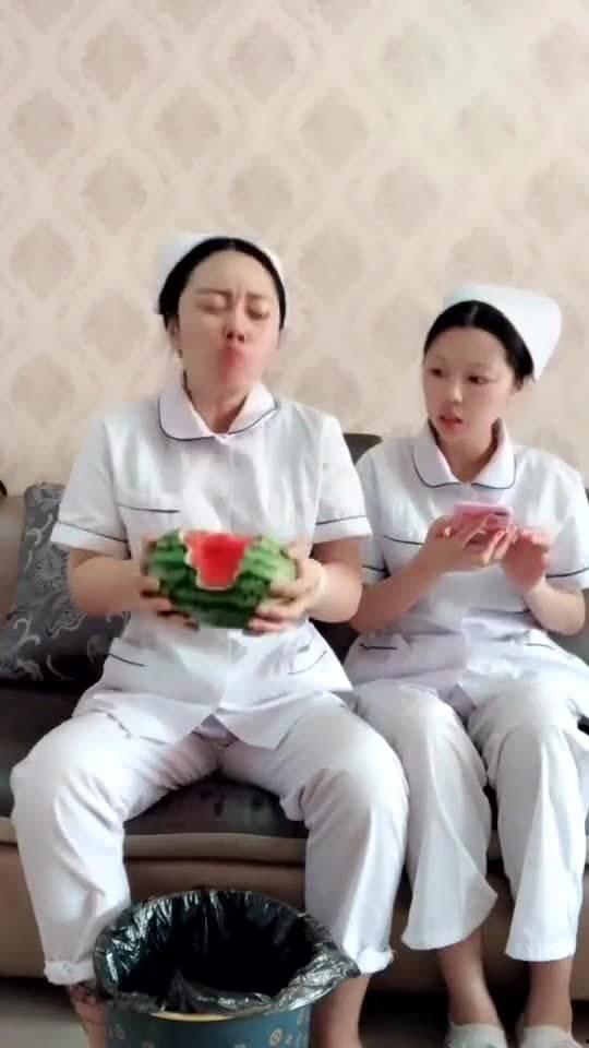 护士吃瓜最新视频,揭秘日常生活中的趣味瞬间