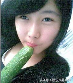 美女军人吃瓜,展现军人风采与魅力  第2张