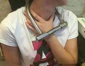 美女军人吃瓜,展现军人风采与魅力  第3张