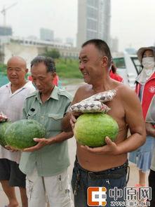 夏天工地吃瓜,夏日工地清凉一“瓜”——工地夏日解暑新风尚  第1张