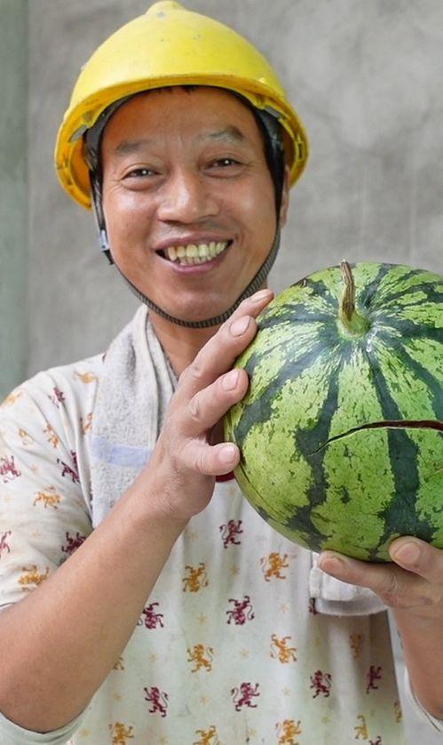 夏天工地吃瓜,夏日工地清凉一“瓜”——工地夏日解暑新风尚  第3张