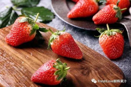 快乐吃瓜草莓文案,快乐吃瓜，尽享甜蜜时光