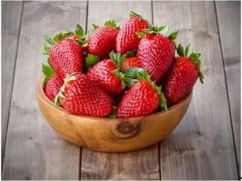 快乐吃瓜草莓文案,快乐吃瓜，尽享甜蜜时光  第3张